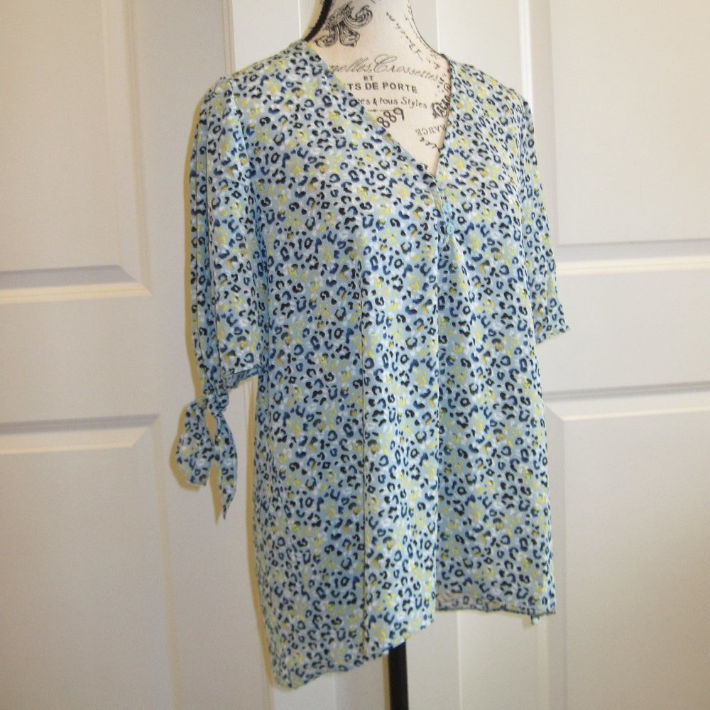 Everleigh 3-button V-neck Blouse